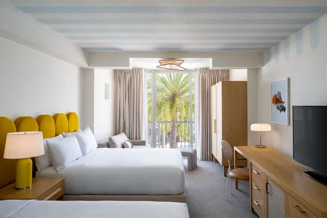 غرفة بسريرين كوين بإطلالة على المدينة مع أريكة لذوي الإعاقة، Renaissance Orlando Resort - Disney Springs Area 6/10