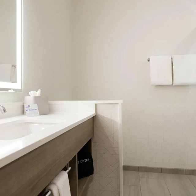 جناح ديلوكس بسرير كوين لذوي الإعاقة، Holiday Inn Express and Suites Austin North Pflugerville 3/4