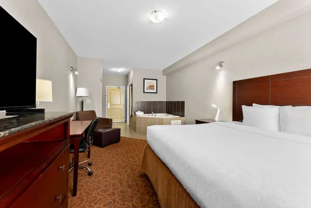 غرفة بسرير كينج بحوض جاكوزي، Best Western Williams Lake Hotel 1/6