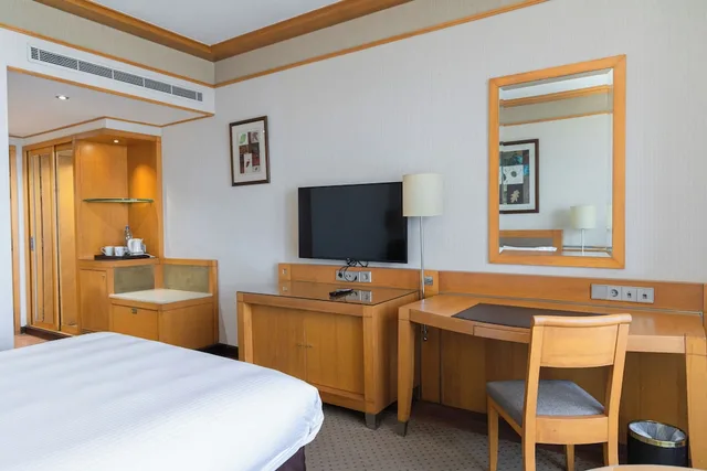 غرفة قياسية بسرير كينج بإطلالة على المدينة، Crowne Plaza Hotel Beirut 10/10