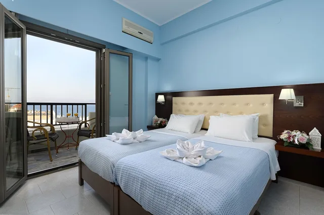 غرفة بسرير مزدوج أو سريرين منفصلين بإطلالة على البحر، Avra Hotel 2/4