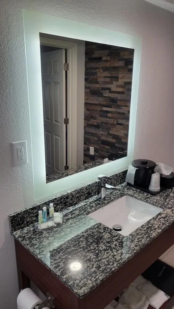 غرفة قياسية بسرير كينج، Quality Inn Forsyth Near GA Public Safety Training Center 10/10