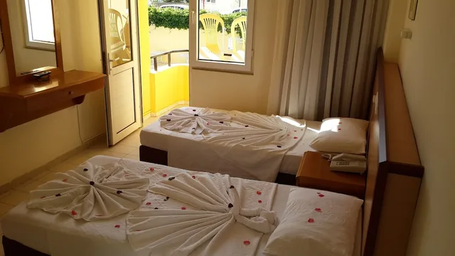 غرفة ثلاثية، Caner Hotel 2/4