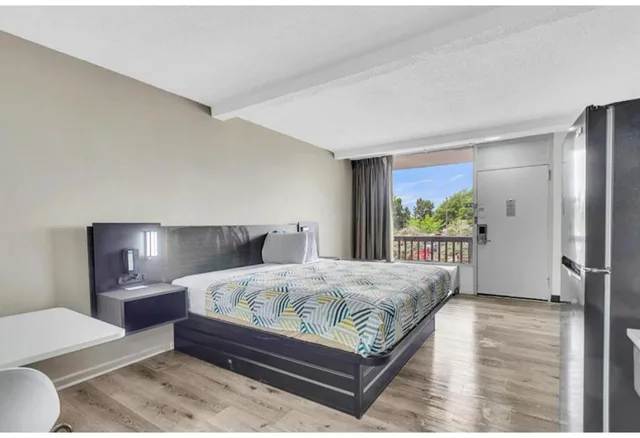 غرفة بسرير كينج لغير المدخنين بمطبخ، Studio 6 Extended Stay - Summerville, SC - Charleston 2/10