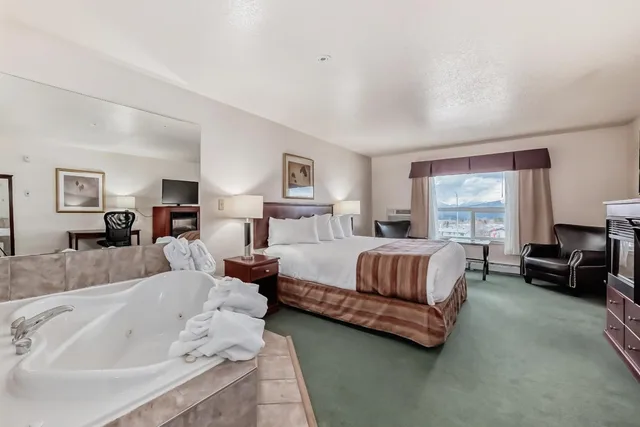 جناح بسرير كينج بجاكوزي، Grande Cache Inn and Suites 3/7