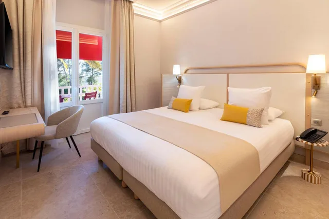 غرفة بسرير كوين بشرفة، Grand Hotel Des Lecques, BW Signature Collection 1/10