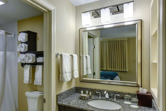 Upgrade, Efficiency, King Bed, Port Inn & Suites Kennebunk, Ascend Hotel Collection 1/1