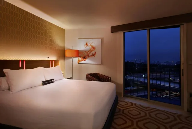 Room, Skyline View, Angeleno Hotel 2/6