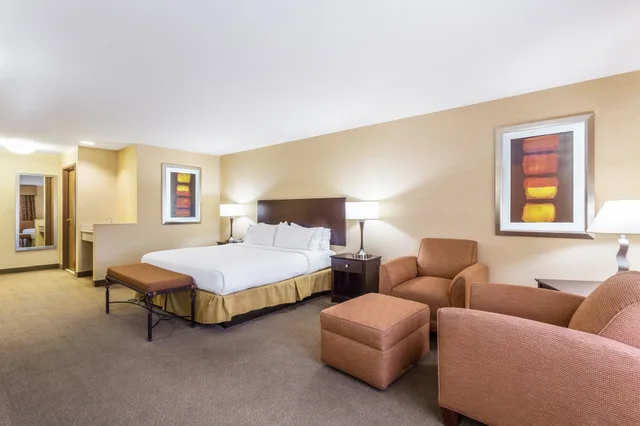 جناح بسرير كينج بغرفة نوم واحدة بمنطقة جلوس، Holiday Inn Express Nogales 3/3
