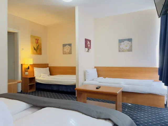 غرفة قياسية رباعية بسرير مزدوج وسريرين منفصلين، Elbbrucken Hotel 2/9
