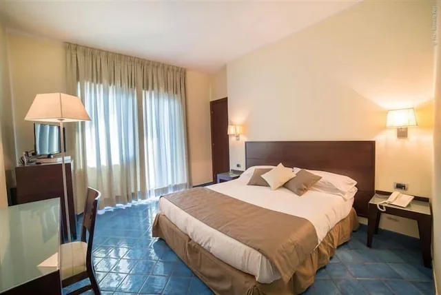 غرفة قياسية بسرير مزدوج أو سريرين منفصلين بإطلالة على البحر، HOTEL LA LUCERTOLA 1/1