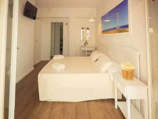 غرفة بسرير مزدوج بشرفة، Hostal Sunset Ibiza 2/10