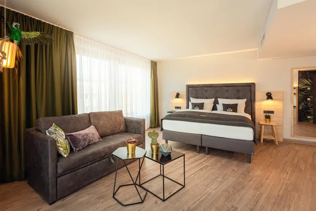 غرفة بريميوم بسرير كوين مع أريكة، Holiday Inn - the niu, Crusoe Bremen Airport 4/6