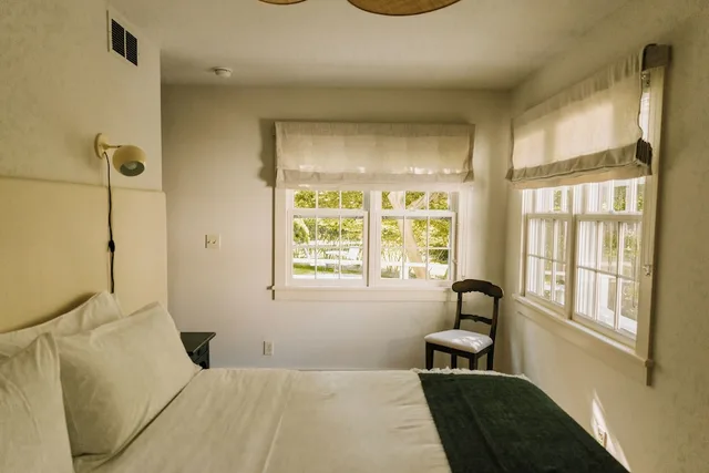 Middle, Cottage, King Bed, Sofa، The Maidstone 1/1