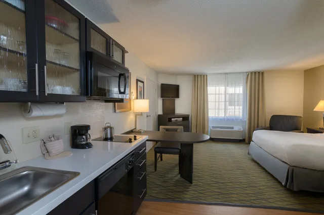جناح بسرير كوين بغرفة نوم واحدة لذوي الإعاقة، Candlewood Suites Rogers/Bentonville 4/4