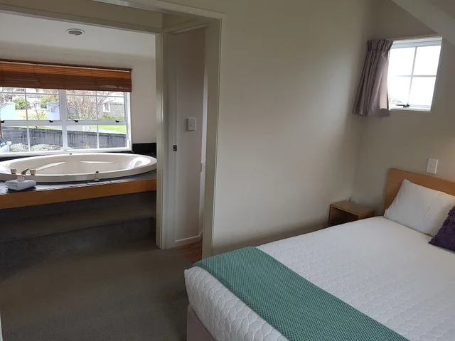كوخ عائلي بسرير كوين وسريرين منفصلين، Cottage Mews Motel 1/10
