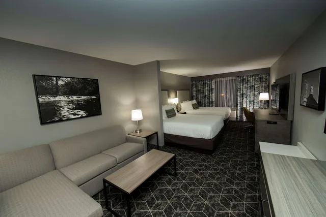 غرفة قياسية كبيرة بسريرين كوين مع أريكة لذوي الإعاقة، Best Western Plus Lawrenceburg 3/10