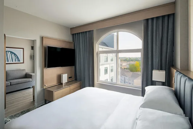 جناح كلوب بسرير كينج مع أريكة، Sheraton Suites Columbus 2/4