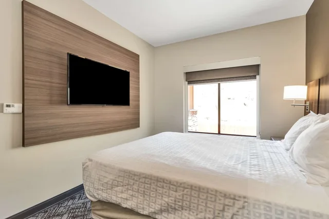 جناح عائلي بسرير كينج وسريرين كوين بشرفة مع أريكة، Best Western Plus Zion Canyon Inn & Suites 10/10