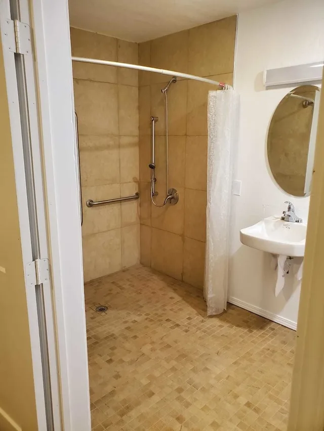 غرفة أساسية بسرير كوين لذوي الإعاقة، Colton Motel 1/2