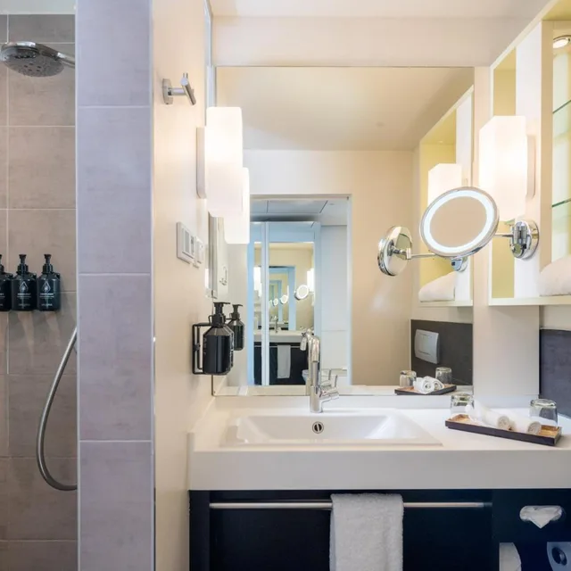 غرفة قياسية بسرير كينج وسرير كوين بإطلالة على الحديقة، Hotel Indigo Duesseldorf Victoriaplatz 10/10