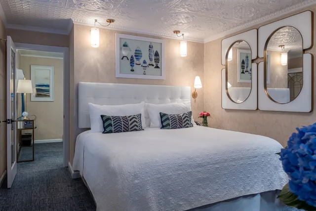جناح فاخر بسرير كينج مع أريكة، The Chateau Inn and Suites 1/3