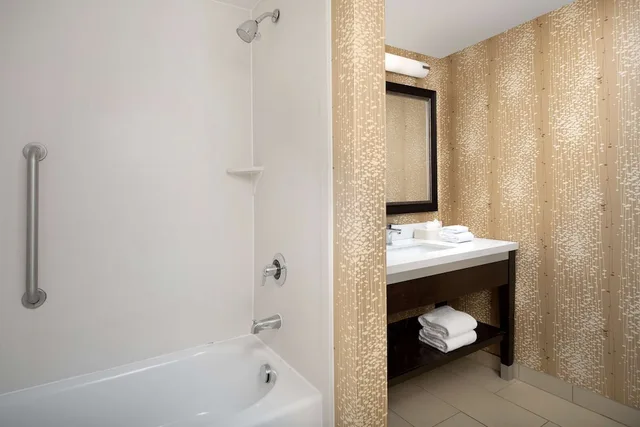 جناح بسريرين كوين مع أريكة بمطبخ صغير، Hampton Inn Suites Alpharetta Ga 2/2