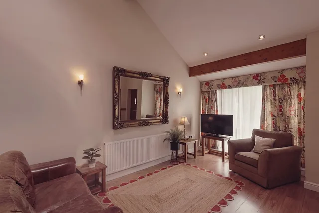 2 Bedrooms, Luxury, Cottage, 1 King and 1 Single Beds, Kitchen, Garden Area، Longlands Inn And Restaurant 6/10