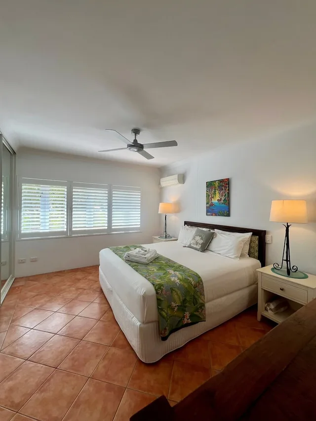 غرفة بسرير كينج بإطلالة على الشاطئ بغرفة نوم واحدة، Beachview Apartments at Villa Paradiso 2/6