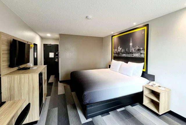 Room, King Bed, Super 8 by Wyndham Cedar Rapids 1/2