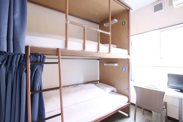 غرفة بسريرين منفصلين وسرير بطابقين، Sakura Hotel Jimbocho 2/5