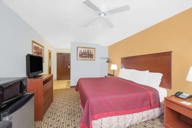 Room, Queen Bed, Accessible, Days Inn By Wyndham Lamar 1/2
