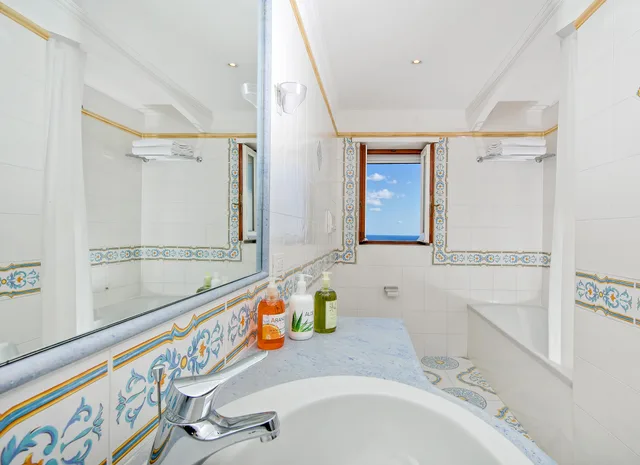 غرفة بسرير مزدوج أو سريرين منفصلين بإطلالة على البحر، Hotel Syrene Capri 8/8