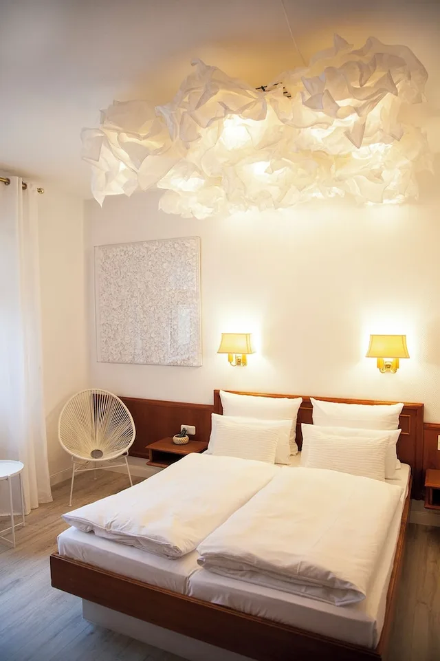 Charming, Comfort, Queen Bed، Boutique Hotel Krone Muenchen 3/3