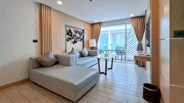 1 Bedroom, Suite, King Bed, Clarian Hotel Beach Patong 6/10
