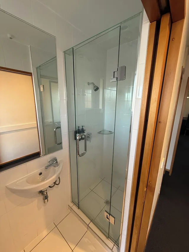 غرفة قياسية بسرير كينج وسريرين منفصلين بغرفتي نوم، Airport Gateway Motor Lodge 7/7