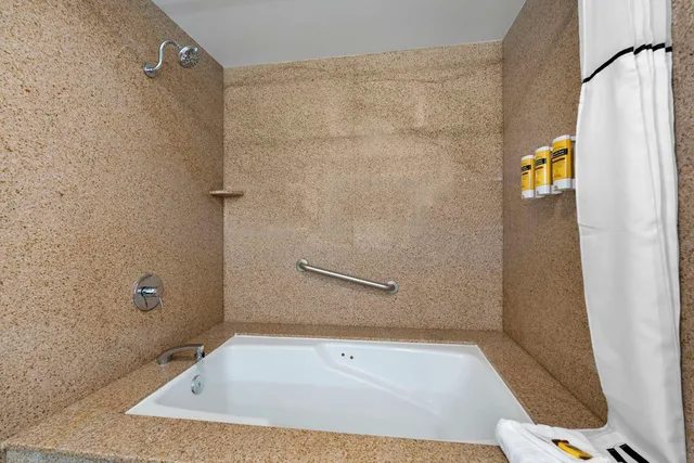 غرفة بسرير كينج، Best Western Plus Newport Mesa Inn 4/5