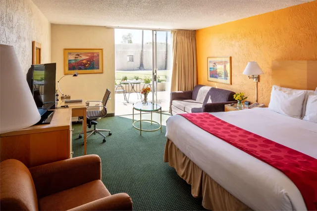 غرفة ديلوكس بسرير كينج، Ramada by Wyndham Tucson 2/2