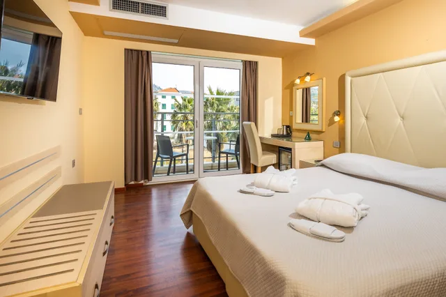 غرفة قياسية بسرير مزدوج بإطلالة على المتنزه بشرفة، Grand Hotel Park Dubrovnik 1/5