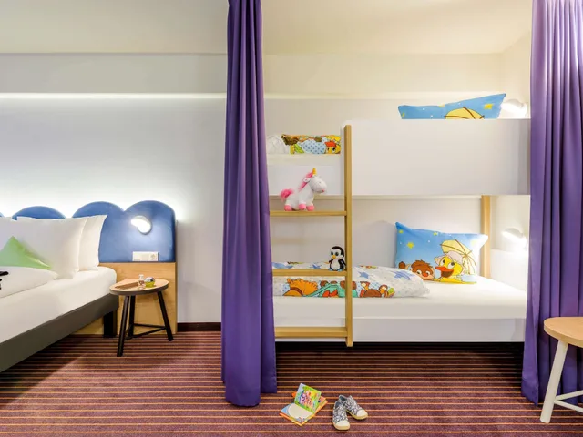 غرفة كومفورت بسريرين منفصلين وسرير مزدوج وسريرين منفصلين، ibis Styles Leipzig 8/10