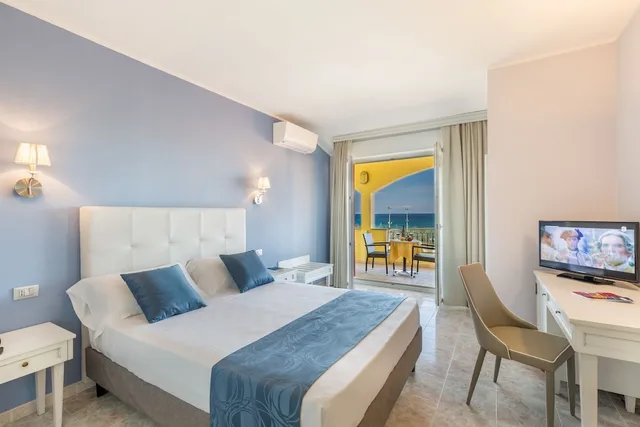غرفة ديلوكس بسرير كوين بإطلالة على البحر، Hotel Rosa Dei Venti 1/4