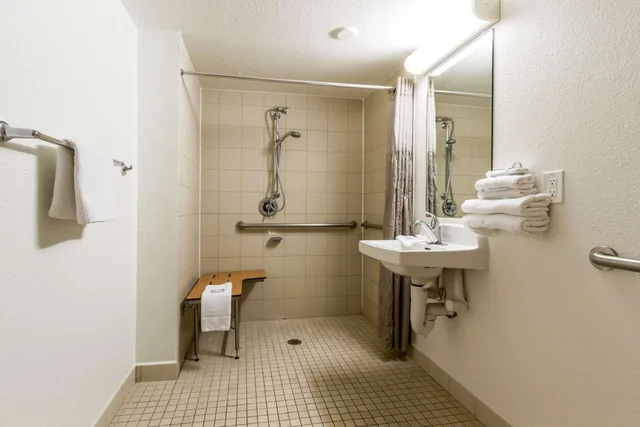 1 Full Bed ADA/Tub، Motel6 Tempe, AZ – Phoenix Airport – Priest Dr 8/9