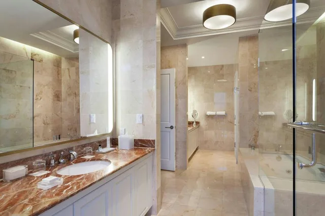 1 Bedroom, Presidential, Lagoon, Suite, King Bed, Golf Course View, Pool View, Sofa، JW Marriott Miami Turnberry Resort & Spa 3/3