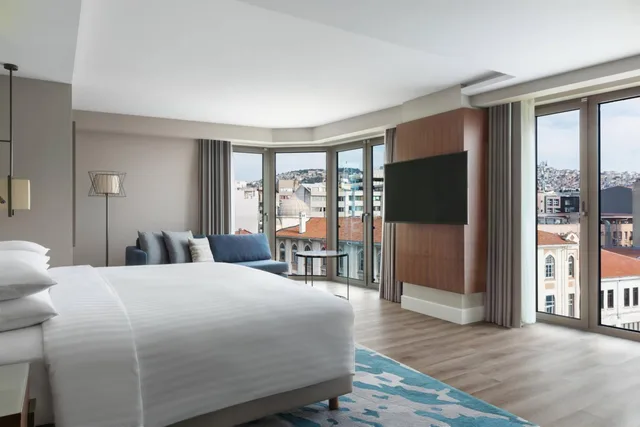 غرفة تنفيذية ركنية بسرير كينج بإطلالة على المدينة مع دخول الصالة، Izmir Marriott 5/6