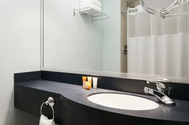 غرفة قياسية بسرير كوين لذوي الإعاقة، Club Quarters, Wacker at Michigan 6/6