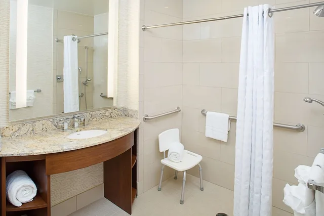 جناح بسريرين كوين مع أريكة لذوي الإعاقة، Embassy Suites by Hilton Destin Miramar Beach 2/4