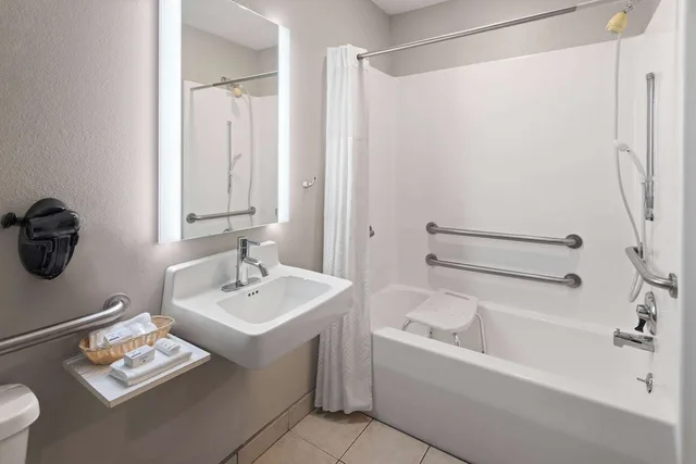 Room, Queen Bed, Accessible, Baymont By Wyndham Lagrange 4/5