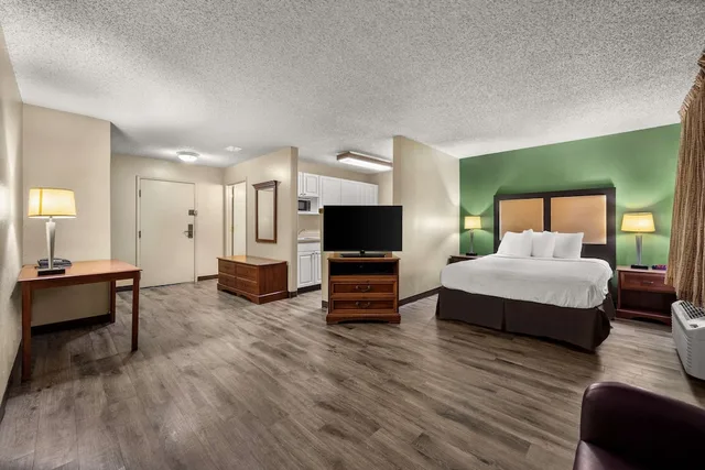 Suite, Queen Bed, Accessible, Suburban Studios Houston North I-45 1/3
