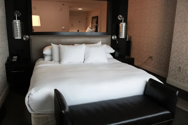 غرفة ديلوكس بسرير كينج، Hilton Madison Monona Terrace 2/3
