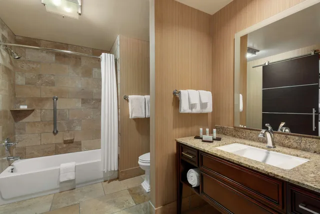جناح بسريرين كوين بغرفتين مع أريكة، Embassy Suites by Hilton Salt Lake West Valley City 4/7